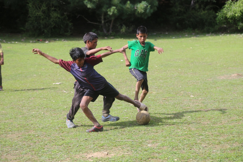 फुटबलमा रमाउदै मुगुका बालबालिका