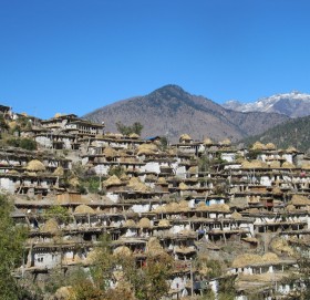 हराउदै कर्णालीका पुख्र्यौली घर