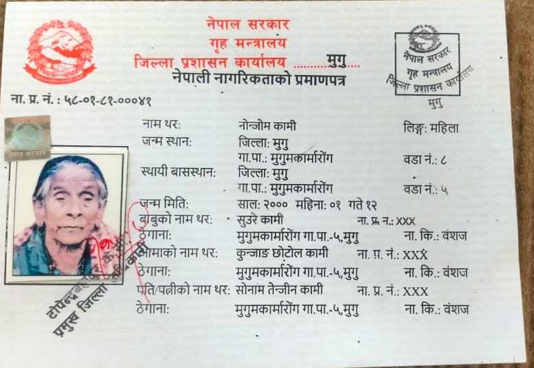 मुगुकी ८० बर्षिय नोन्जोम कामीले नागरिकता पाइन