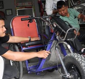 चितवनका युवाले इलेक्ट्रिक ह्विलचियर निर्माण गरिदिएपछि शिक्षक बम्जनलाई हिँडडुल गर्न सहज