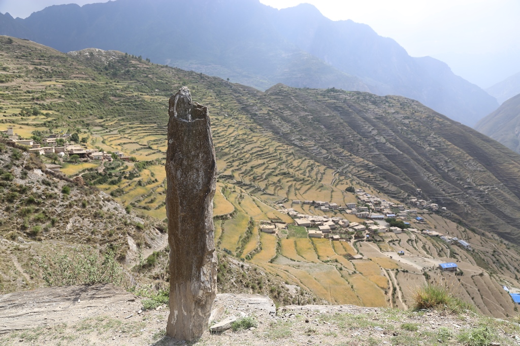 खडेरीले भीई गाउँमा  पानीको चरम संकट