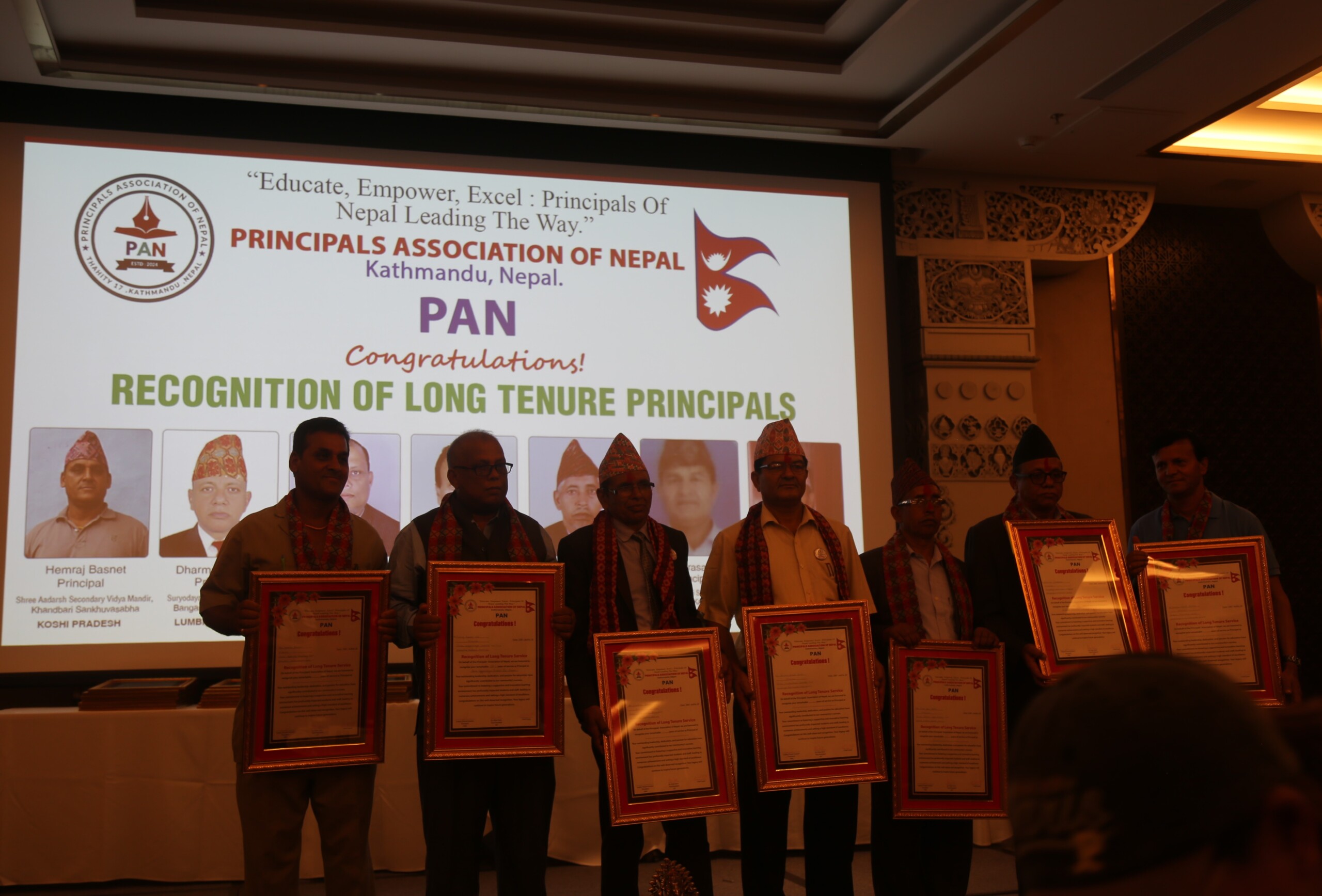 उत्कृष्ट पालिका, बिद्यालय र प्रधानध्यापकलाई सम्मान