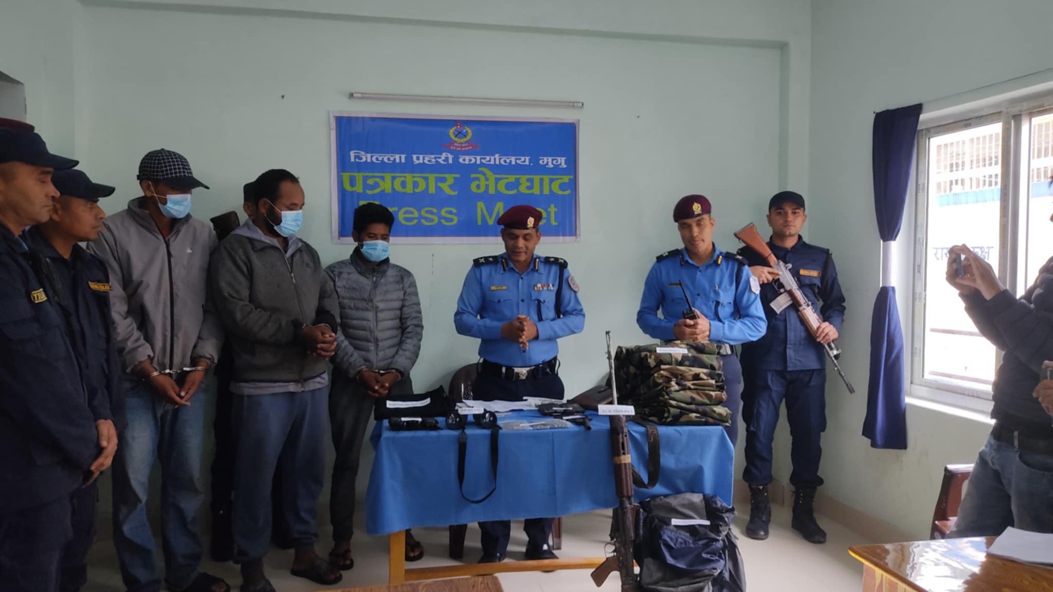 मुगुमा यार्चा र समान लुटने समुह  पक्राउ गरि सार्बजनिक