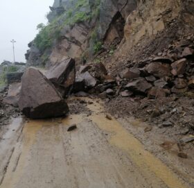 बर्षा नरोकिदा कर्णाली राजमार्गमा पहिरो पन्छाउन कठिनाई