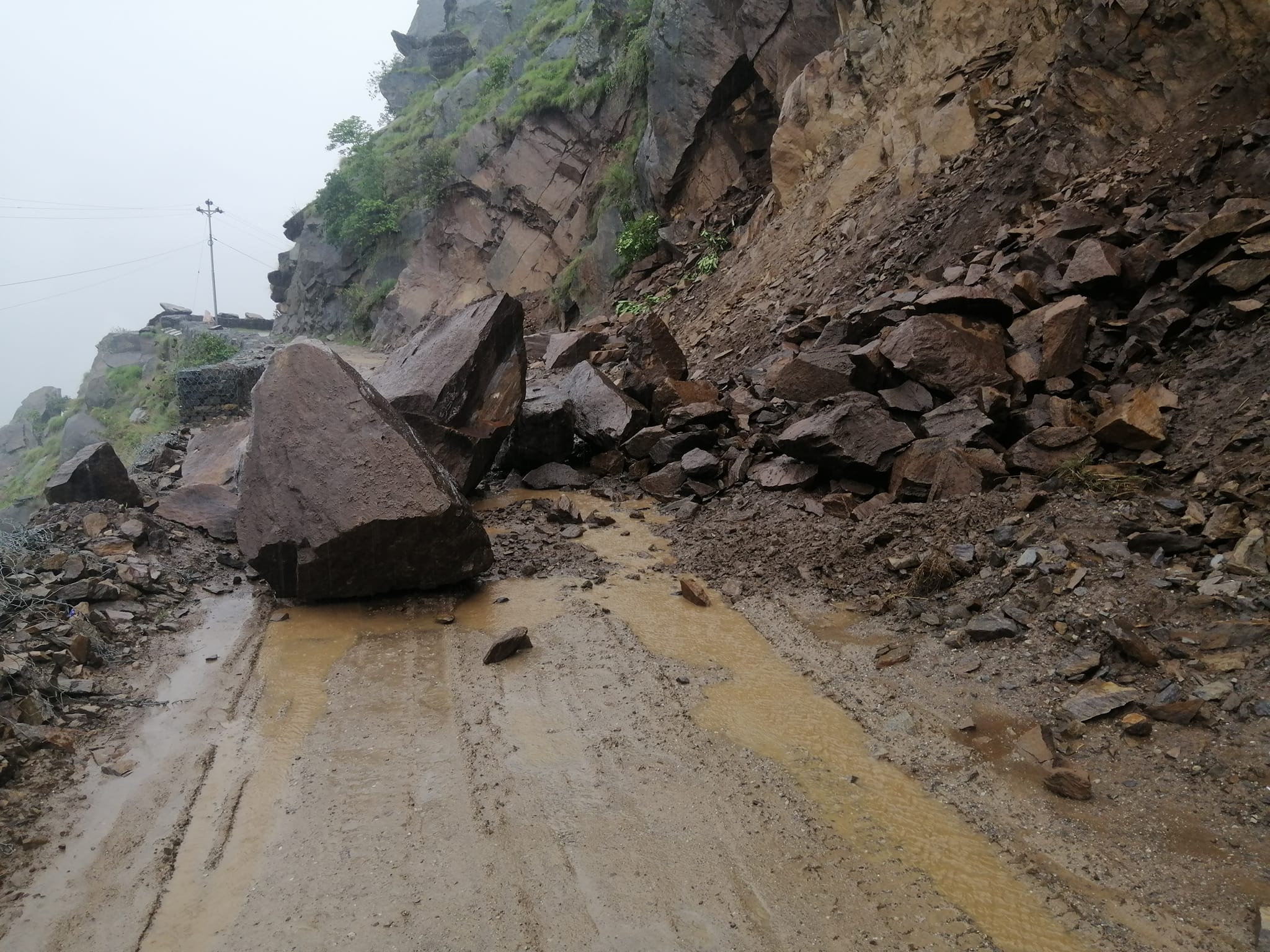 बर्षा नरोकिदा कर्णाली राजमार्गमा पहिरो पन्छाउन कठिनाई