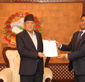 सरकारबाट बाहिरियो एमाले मन्त्रीले दिए राजीनामा