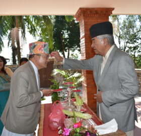 सभापति देउवाले वनमन्त्री शाहीलाई लगाइदिए टिका