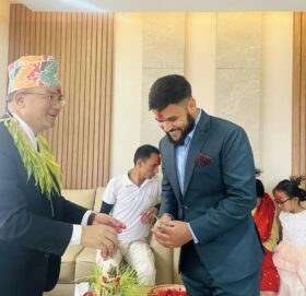 मान्यजनको हातबाट टिका ग्रहण गरी हर्षोल्लासका साथ  विजया दशमी मनाइँदै