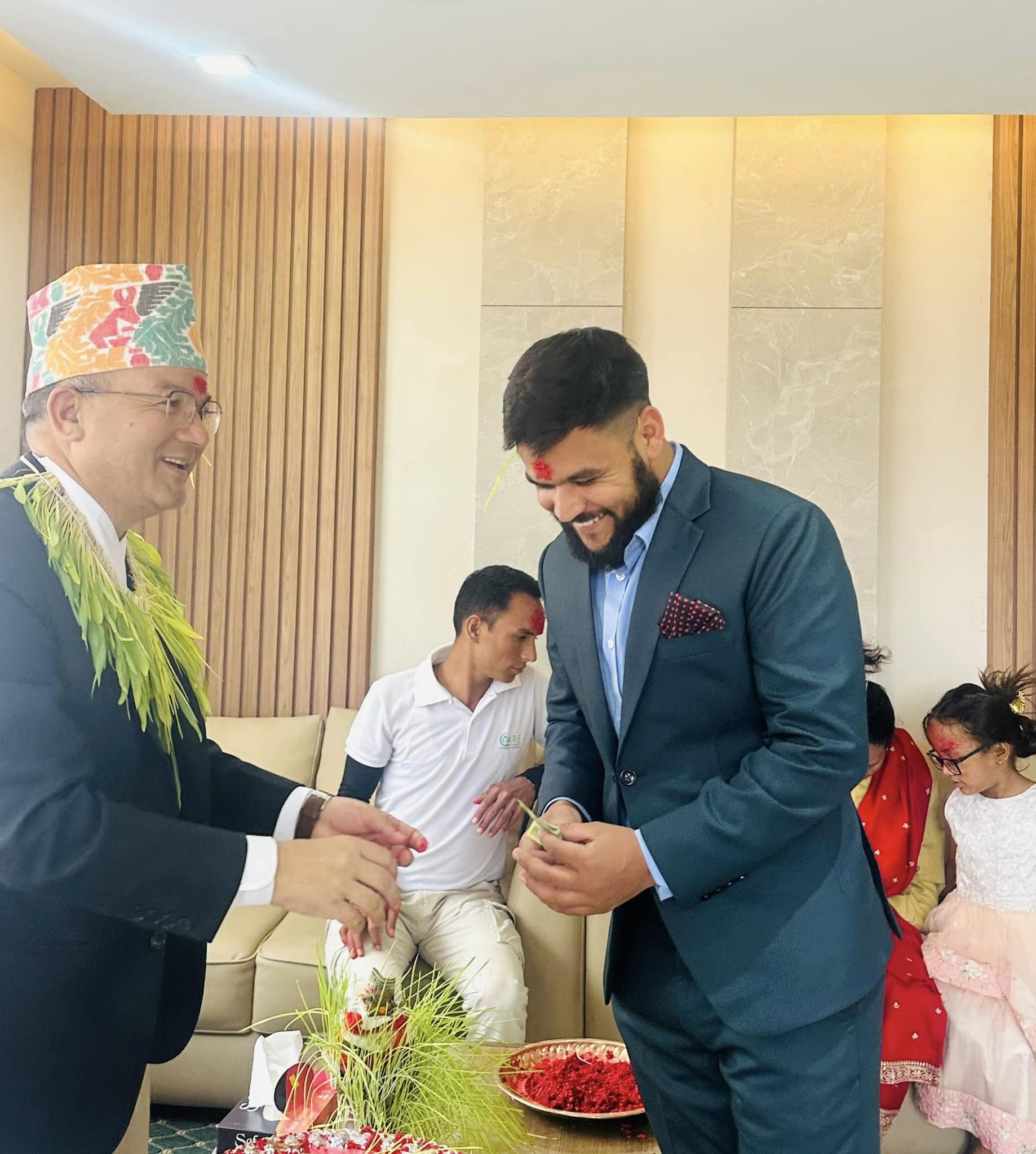 मान्यजनको हातबाट टिका ग्रहण गरी हर्षोल्लासका साथ  विजया दशमी मनाइँदै