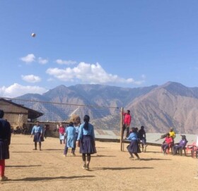 फुटबलको मोहमा छात्रा