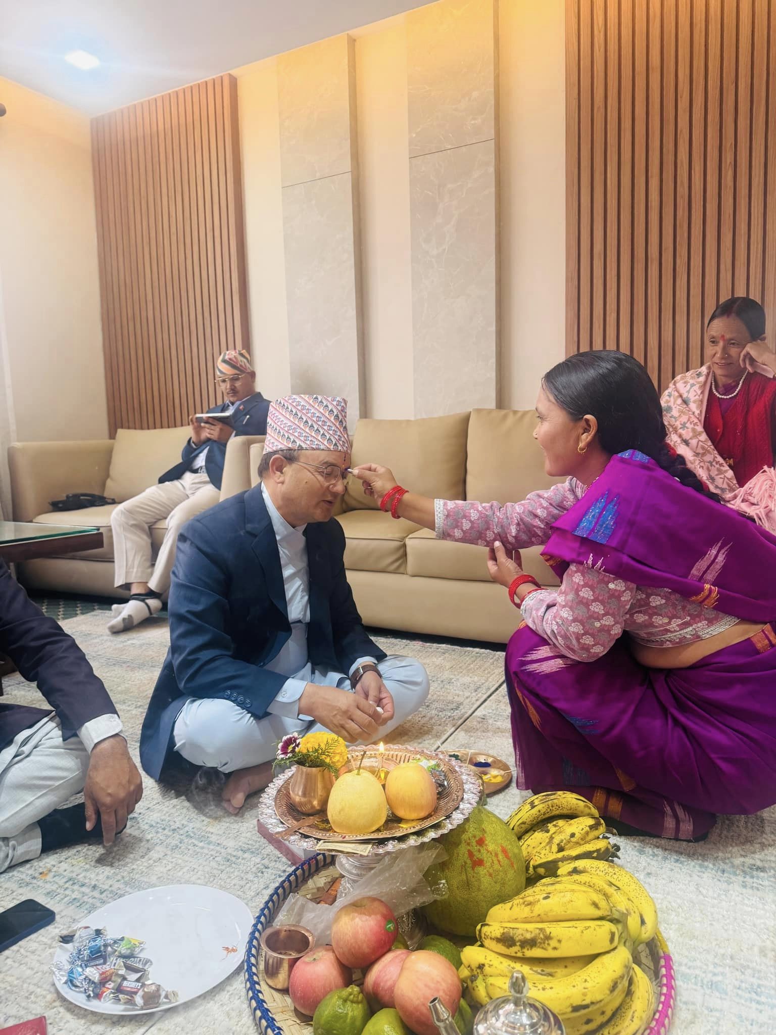 वनमन्त्री शाहीले बहिनी बाट  लगाए भाइटिका