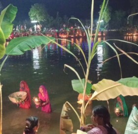 अस्ताउदो सुर्यलाई अध्र्य दिएर रमझमका साथ छठ पर्व मनाउदै