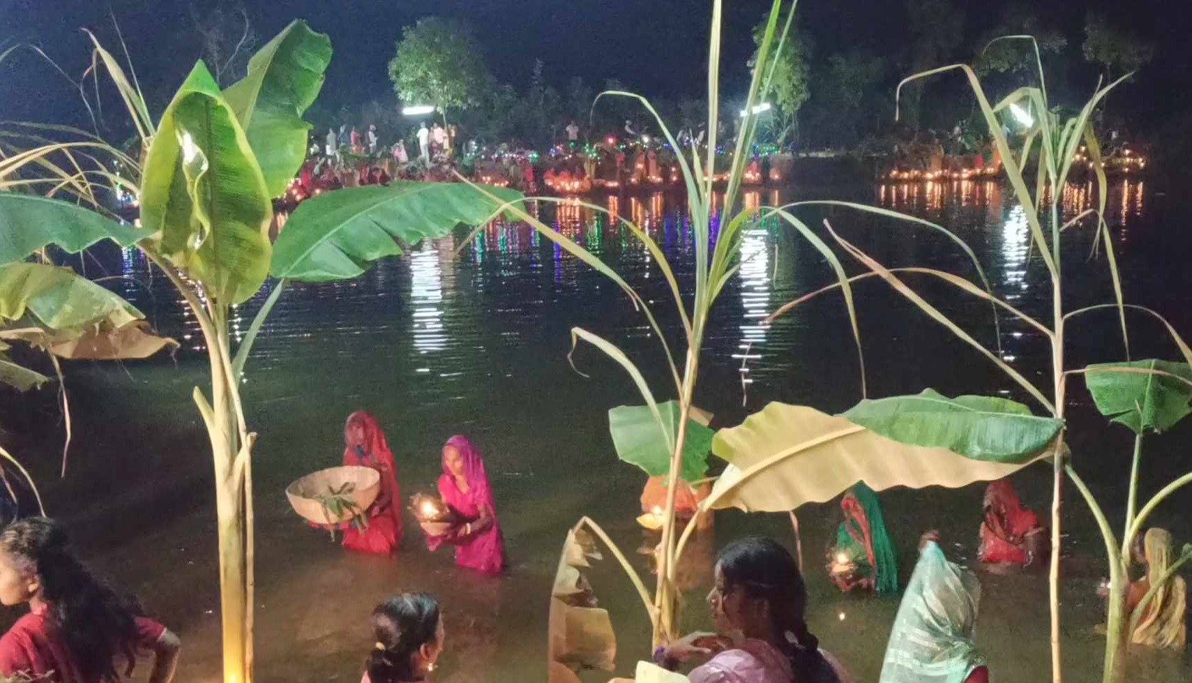 अस्ताउदो सुर्यलाई अध्र्य दिएर रमझमका साथ छठ पर्व मनाउदै