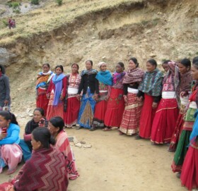 पुसे भैलोमा रमाउदै कर्णालीकी चेली