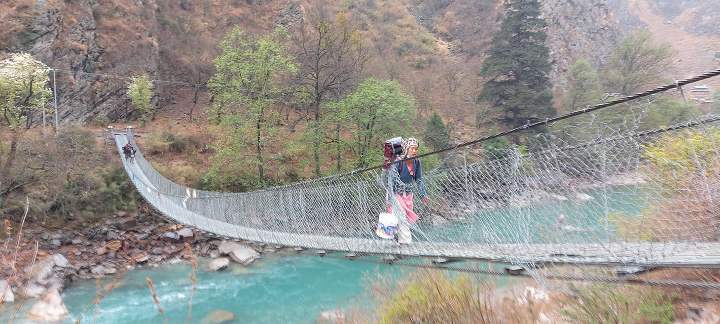 मुगु कर्णाली नदीको झोलुंगे पुल