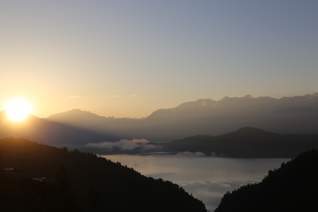 सूर्यउदयसंगै देखिएको रारा मनोमहक दृष्य