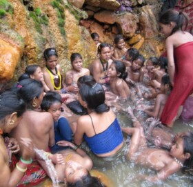 जाडो बढेपछि तातोपानी कुण्डमा नुहाउनेको घुइचो