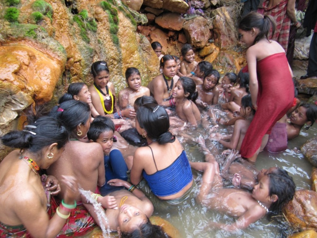 जाडो बढेपछि तातोपानी कुण्डमा नुहाउनेको घुइचो