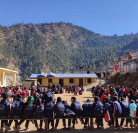 जाडो छल्न चौरतिर घाममा बसेर पढदै बिधार्थी