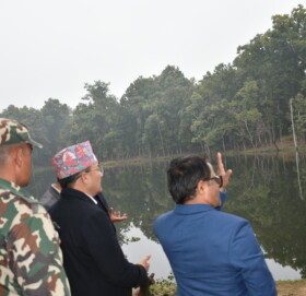 चितवनको बीस हजारी तालको निरिक्षण गर्दै वनमन्त्री शाही
