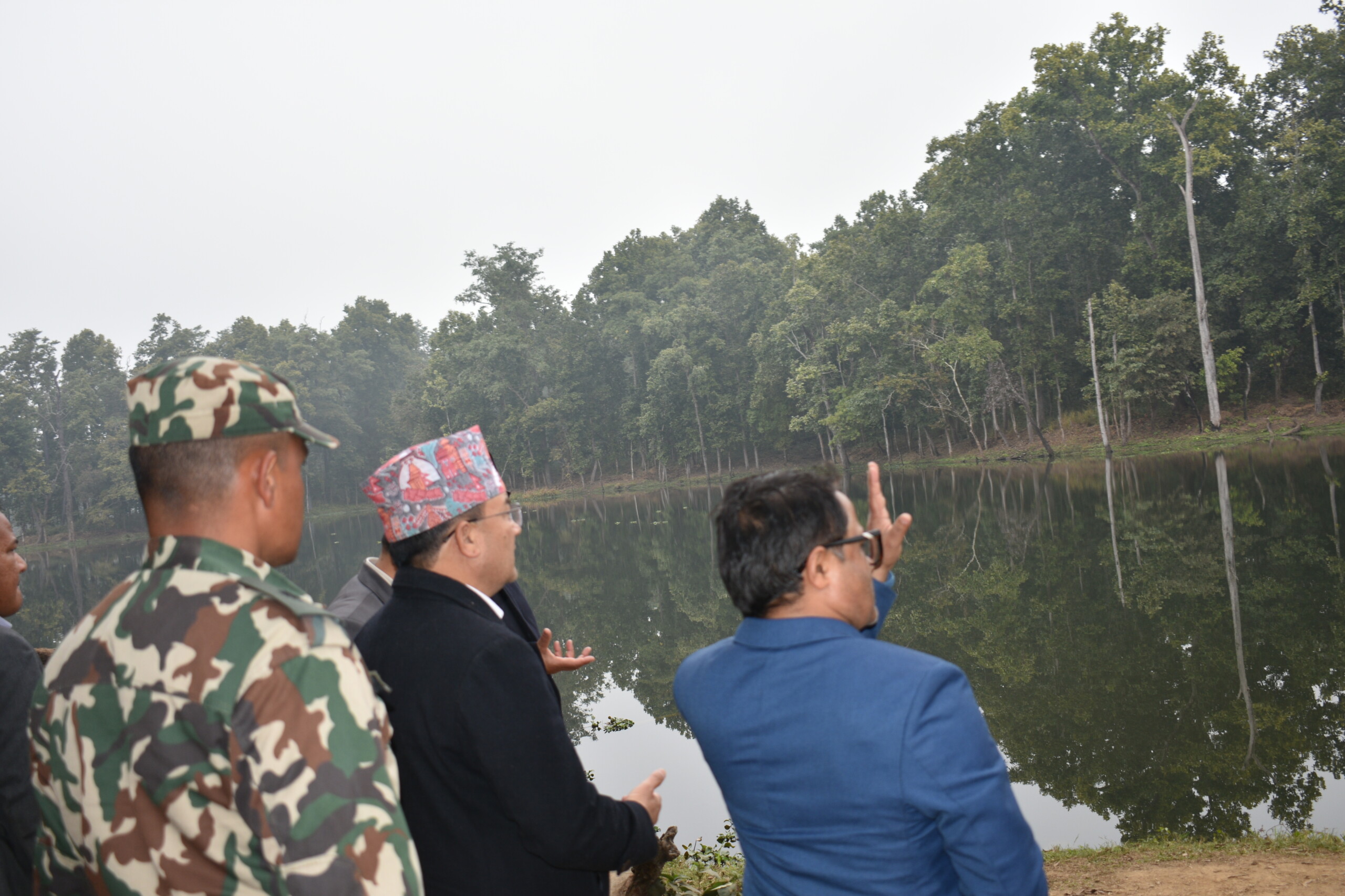 चितवनको बीस हजारी तालको निरिक्षण गर्दै वनमन्त्री शाही