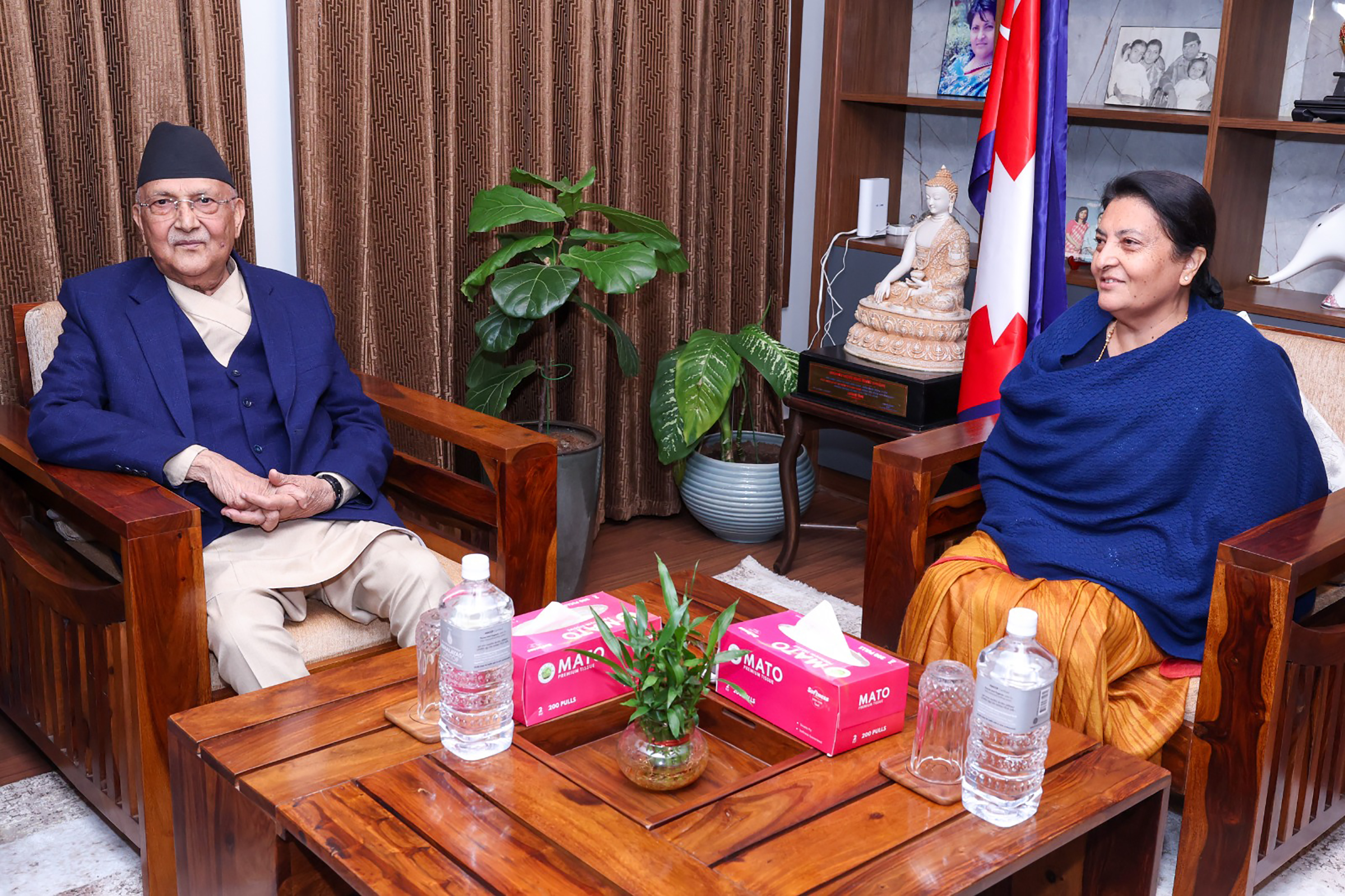 प्रधानमन्त्री ओली र पूर्वराष्ट्रपति भण्डारीबीच भेट