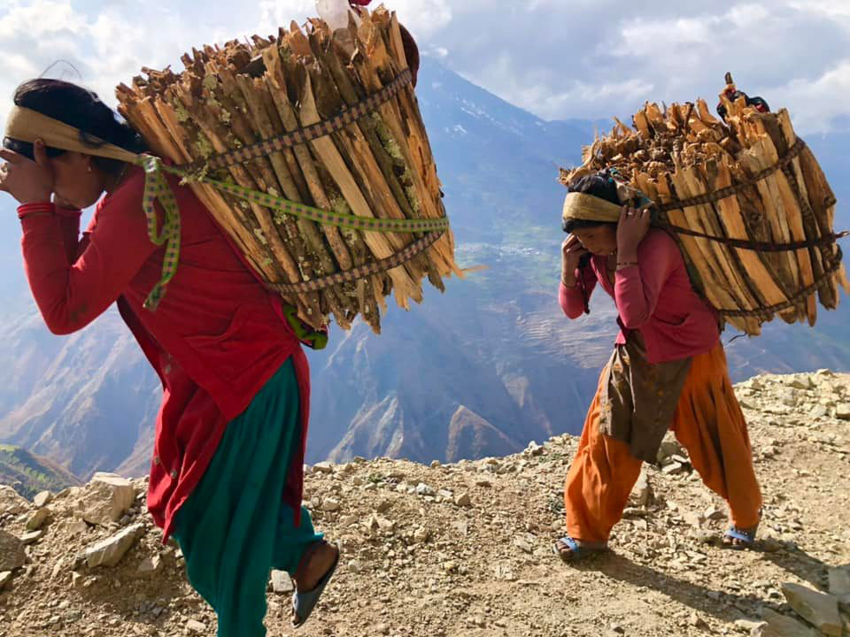 दाउरा ल्याउन १२ घण्टा पानी भर्न २ घण्टा