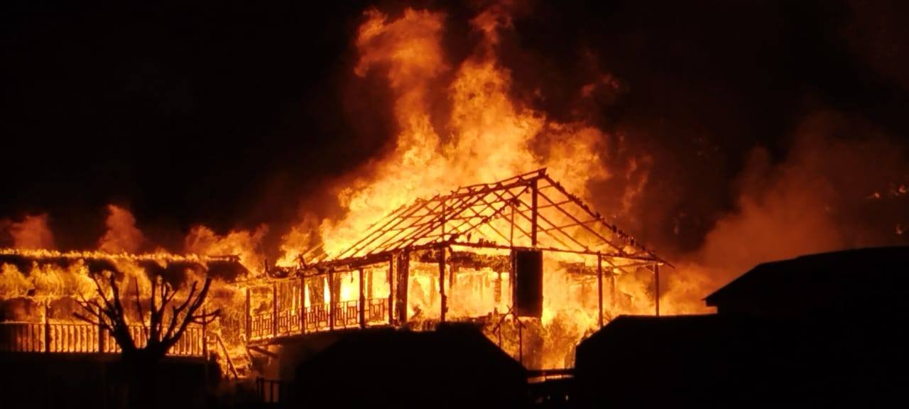 रारा तालकै छेउमा डाफे होटलमा आगलागी