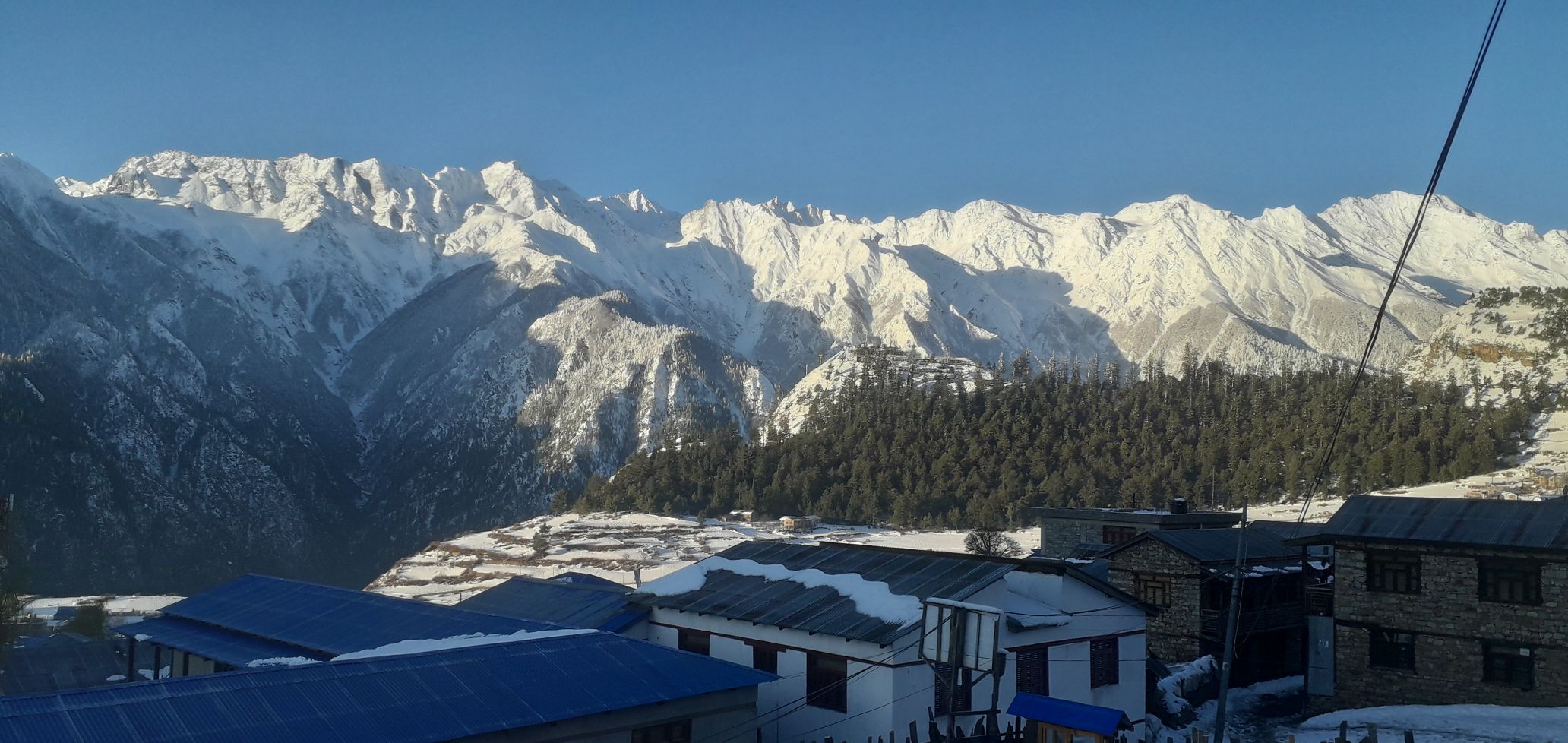 हिउँले सेताम्य सिमकोट