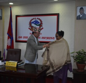 नागरिक नायक नन्दादेबिलाई वनमन्त्रीद्धारा सम्मान