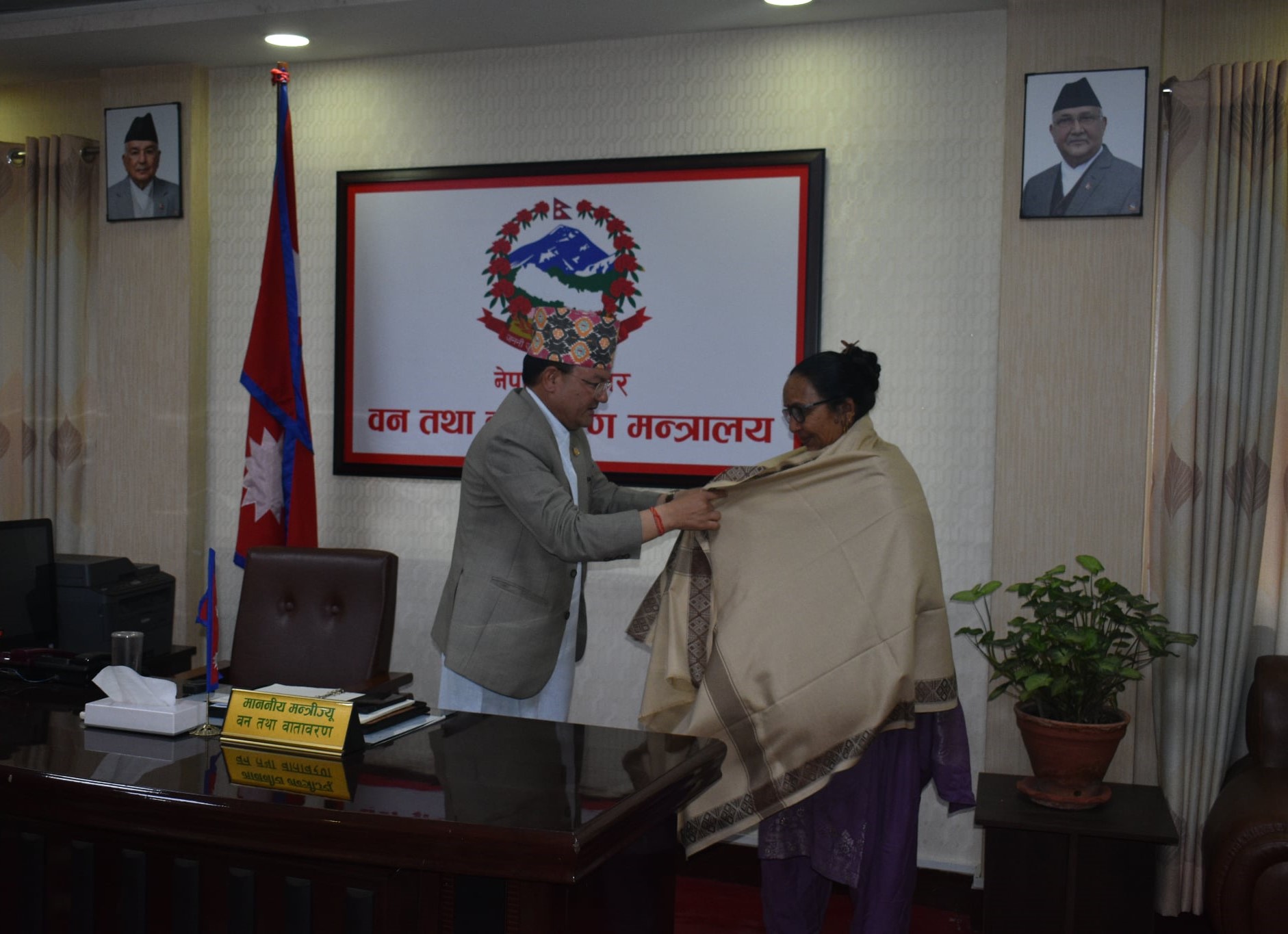 नागरिक नायक नन्दादेबिलाई वनमन्त्रीद्धारा सम्मान