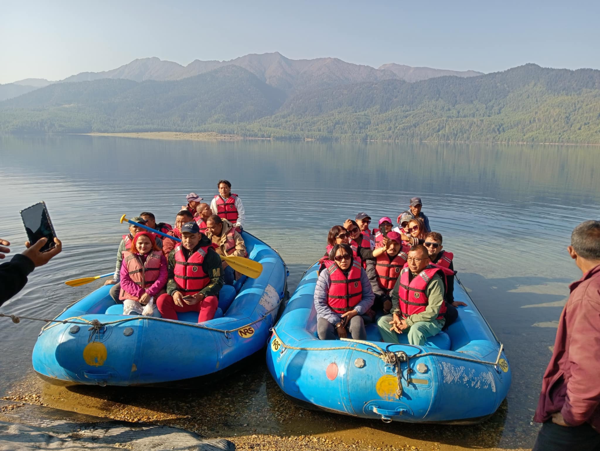 रारामा  डुङ्गा चढेर रमाउदै पर्यटक