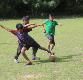 फुटबल खेलमा रमाउदै दुर्गमका बालकालिका