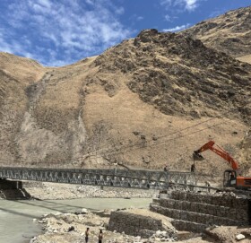 हुम्ला चुवाखोलामा बेलिब्रिज जडान गर्दै नेपाली सेना