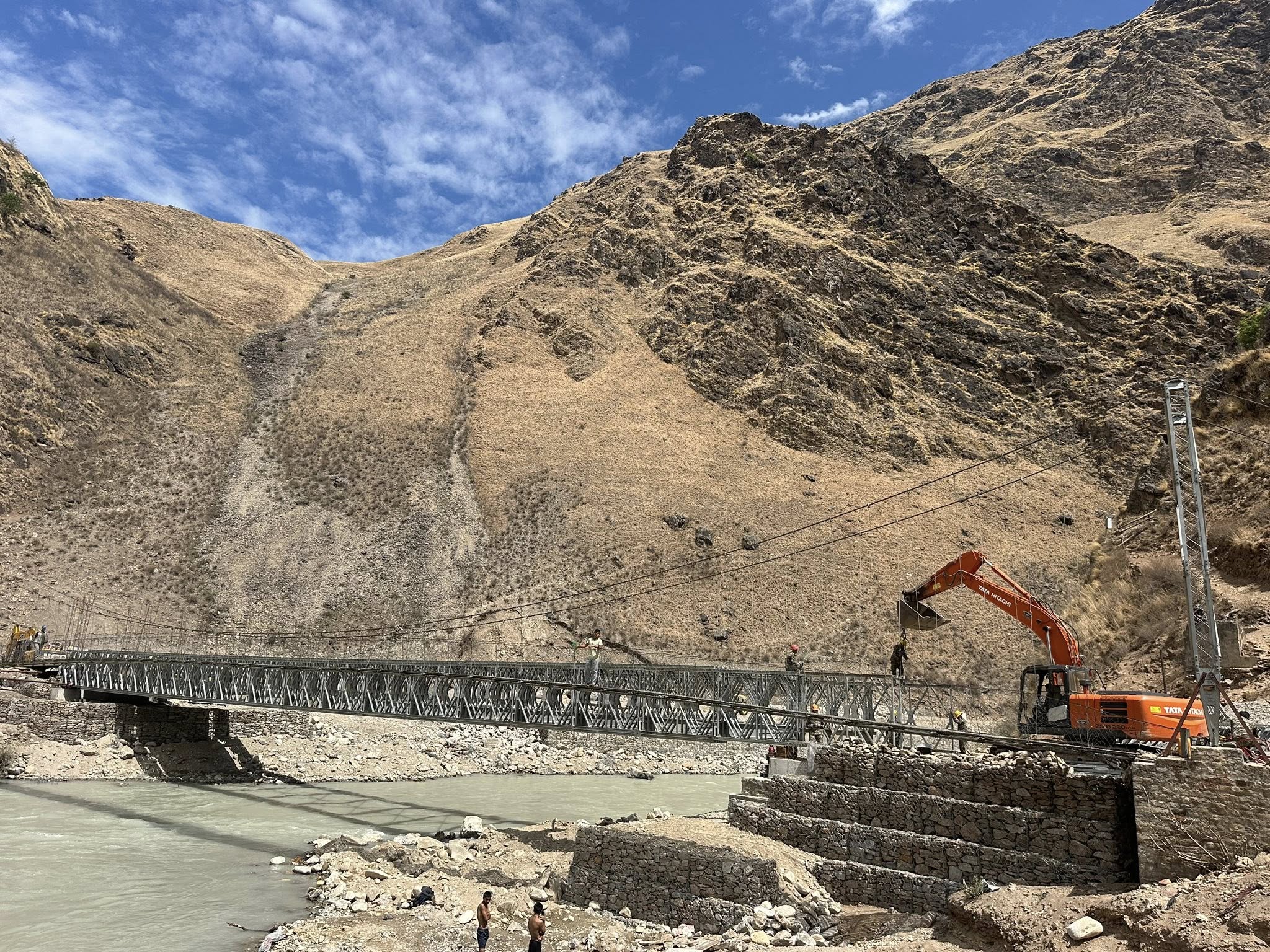 हुम्ला चुवाखोलामा बेलिब्रिज जडान गर्दै नेपाली सेना