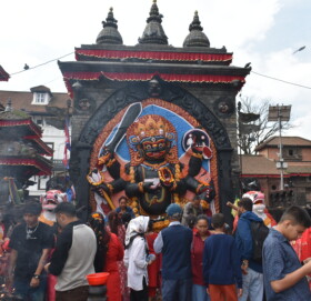 कालभैरव मन्दिरमा भक्तजन पुजापाठ गर्दै