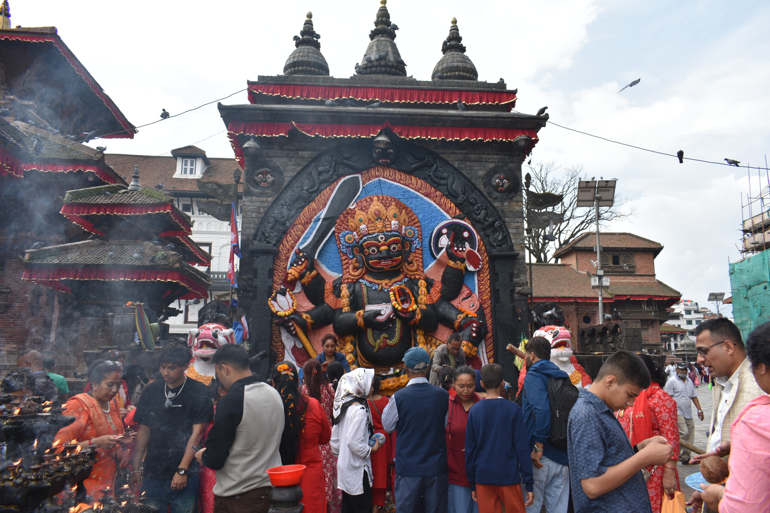 कालभैरव मन्दिरमा भक्तजन पुजापाठ गर्दै