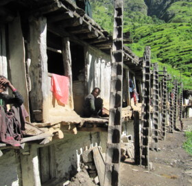 कर्णालीमा हराउदै पुख्र्यौली घर