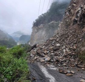 तुइनखोलामा बिशाल पहिरो खसेपछि अनिश्चितकाल यातायात बन्द हजारौ यात्रु अलपत्र