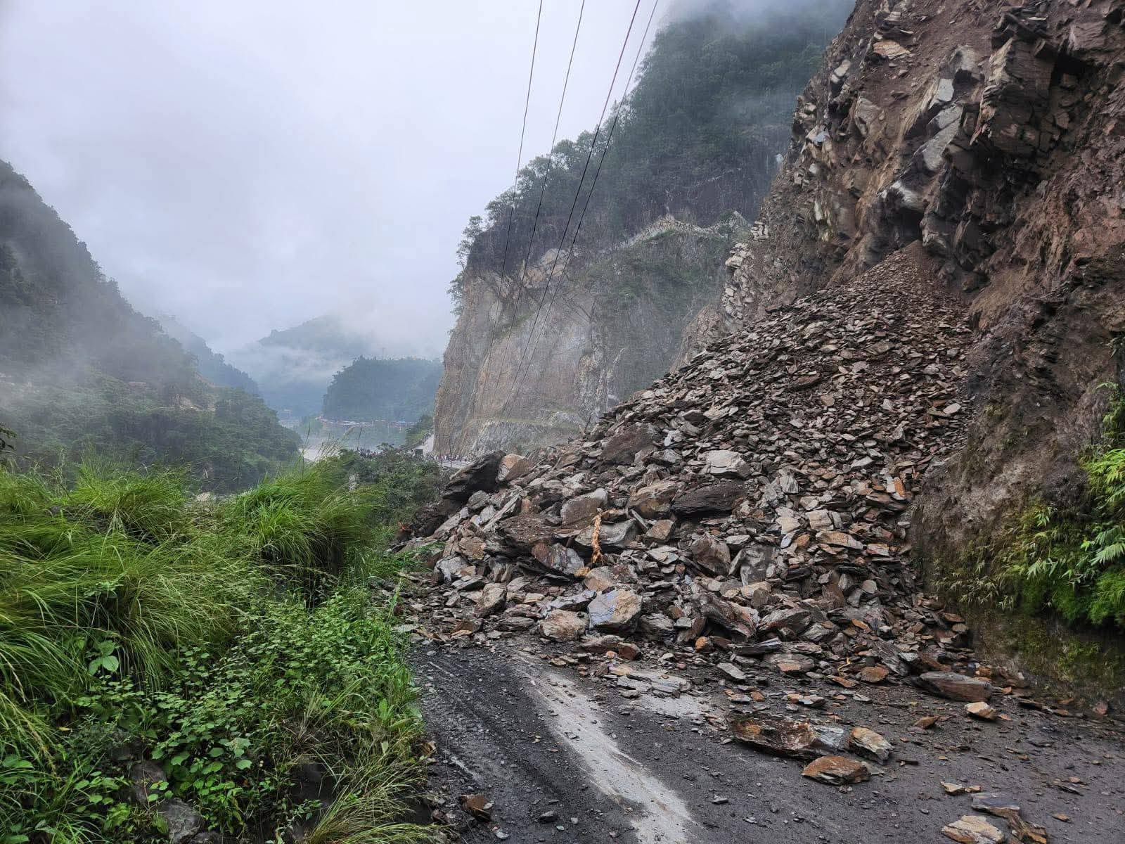 तुइनखोलामा बिशाल पहिरो खसेपछि अनिश्चितकाल यातायात बन्द हजारौ यात्रु अलपत्र