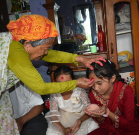 बिजया दशमी टिकाको दोस्रो दिन, मान्यजनको हातबाट टीका जमरा लगाउदै