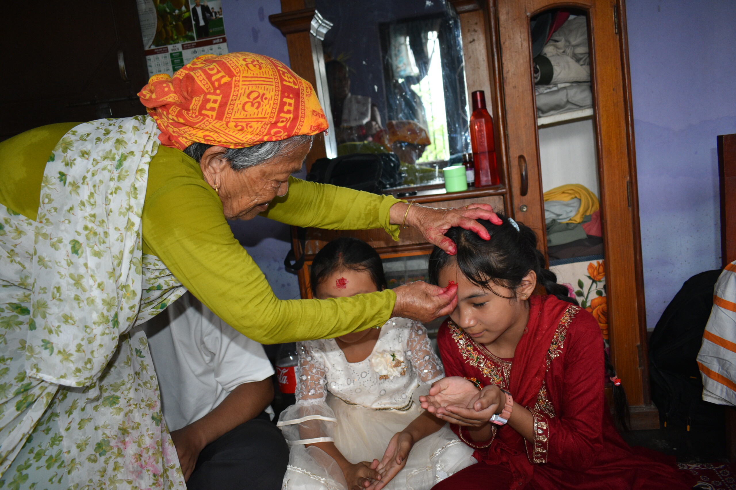 बिजया दशमी टिकाको दोस्रो दिन, मान्यजनको हातबाट टीका जमरा लगाउदै