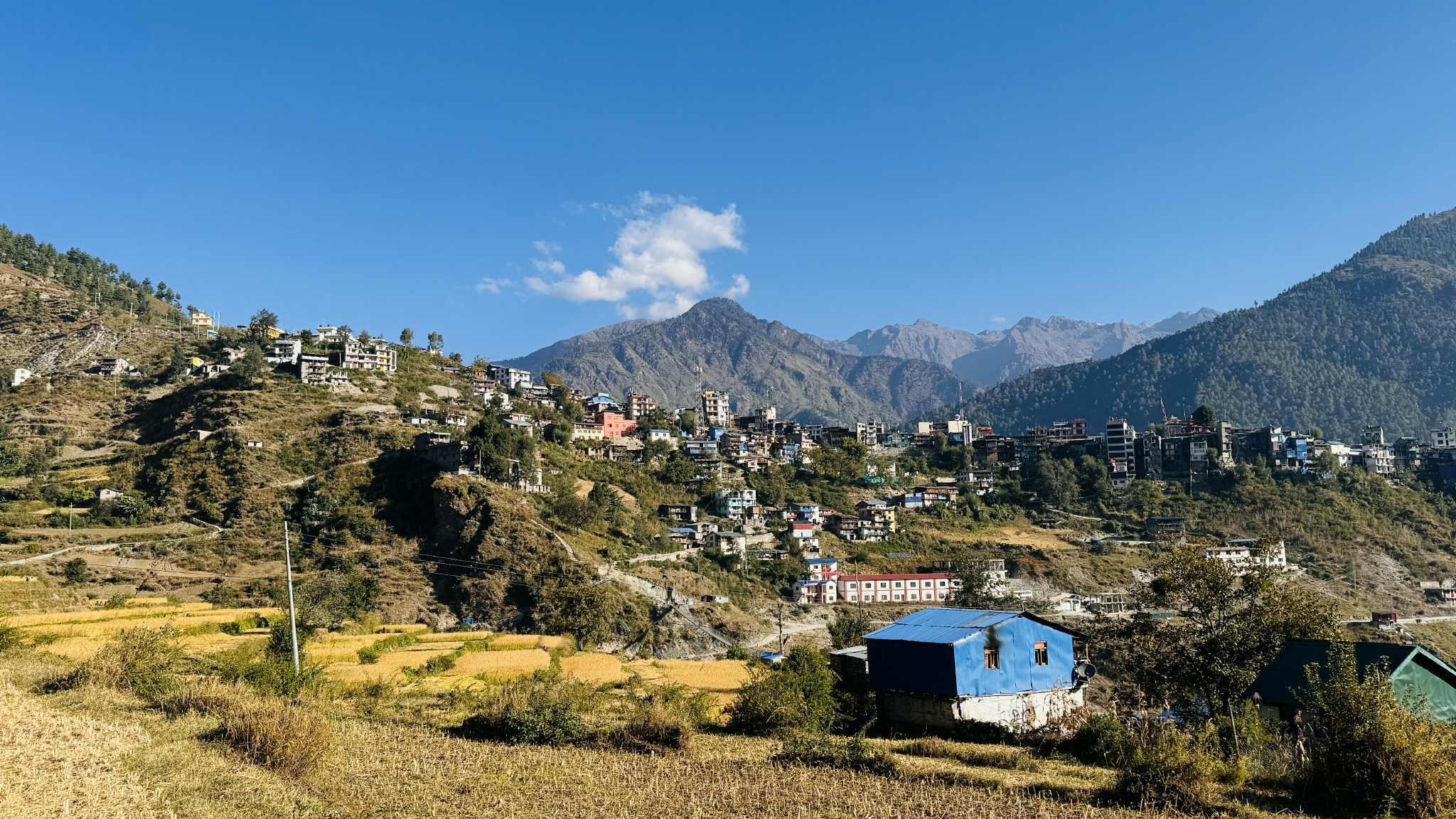 हिमालको पृष्टभूमिमा गमगढी बजार