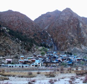 मुगु  गाउँमा  चिसो बढेपछि स्थानीय बेश झर्न सुरसार