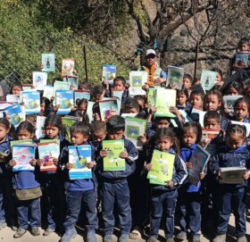 मुगुम कार्मारोङमा १९० विद्यार्थीलाई शैक्षिक सामग्री वितरण