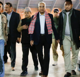 कांग्रेस सभापति शेरबहादुर देउवा र आरजु राणा देउवा सिंगापुर बाट फर्किए