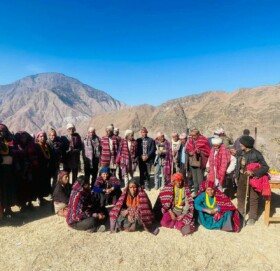 ज्येष्ठ नागरिकलाई पछ्यौरी, विपन्न विद्यार्थीलाई झोला सहयोग