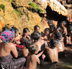 जाडो मौसममा तातोपानी कुण्डमा नुहाउँदा शरिरलाई फाइदा