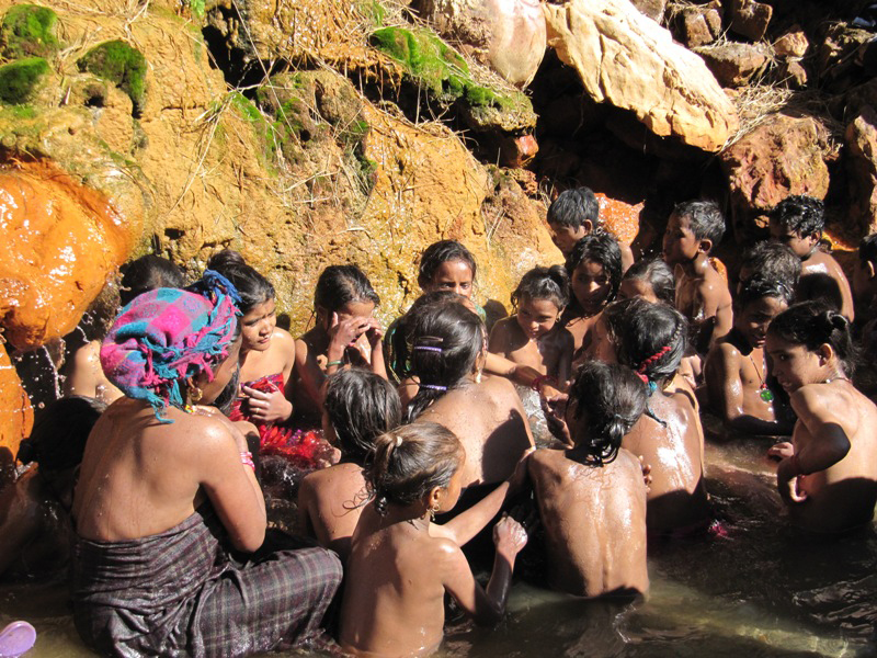 जाडो मौसममा तातोपानी कुण्डमा नुहाउँदा शरिरलाई फाइदा