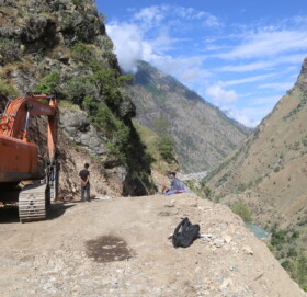 मुगु  गमगढी सोरु तारापानी सडक स्तरउन्नती हुदै